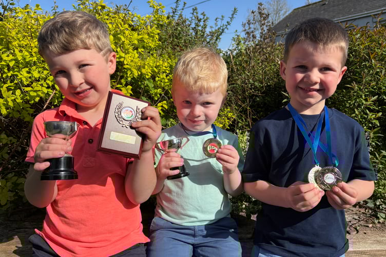 Unawd dan 6 oed: 1, Moc Davies; 2, Math Taylor; 3, Owain Hatcher. Adrodd dan 6 oed: 1, Math Taylor; 2, Moc Davies; 3, Owain Hatcher